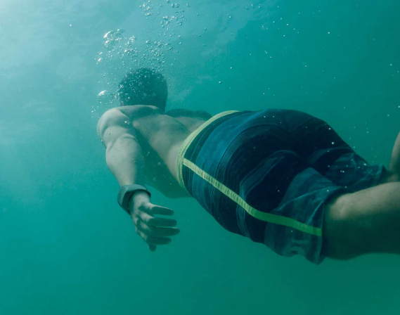 snorkeler wearing a sharkbanz 2 device on his wrist